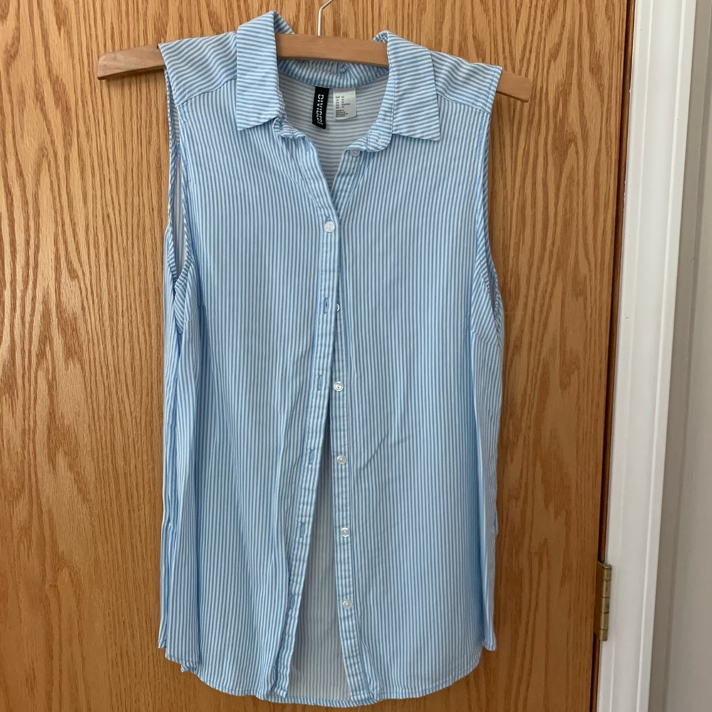 H&M Divided sleeveless button up blouse
